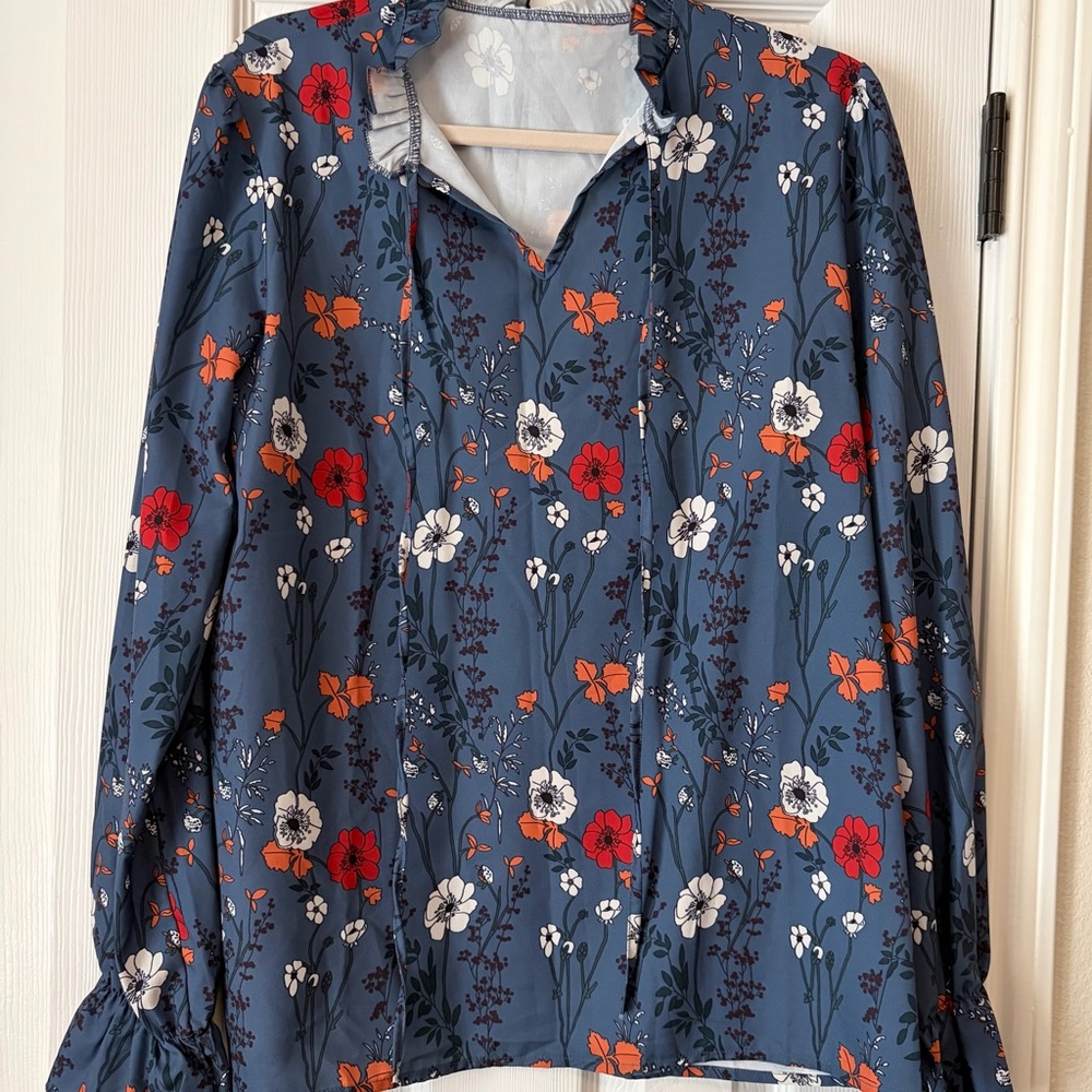Floral Print Women's Top - Blue, Red, White. NWOT boutique blouse XL